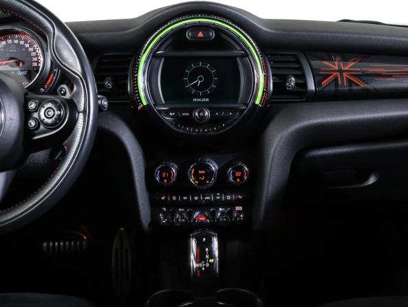 Mini Hatch III (F55/F56) Рестайлинг с пробегом 2018 года, цена 3 019 500 рублей, 49500 км, хэтчбек, Автокод Объявления