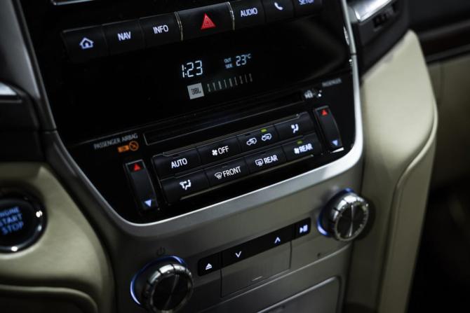 Toyota Land Cruiser 200 Series Рестайлинг 2 с пробегом 2015 года, цена 4 657 436 рублей, 301456 км, внедорожник, Автокод Объявления