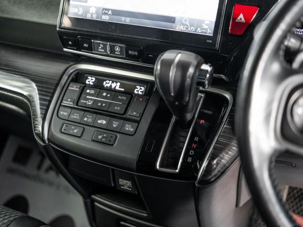 Honda Stepwgn V с пробегом 2015 года, цена 1 779 500 рублей, 124314 км, минивэн, Автокод Объявления