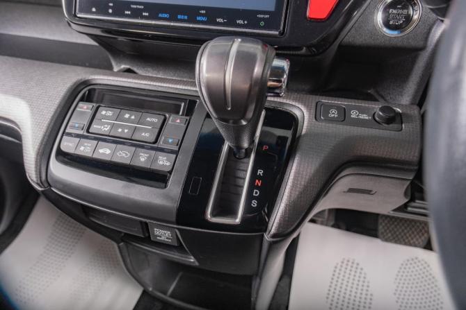 Honda Stepwgn V с пробегом 2016 года, цена 1 999 000 рублей, 94000 км, минивэн, Автокод Объявления