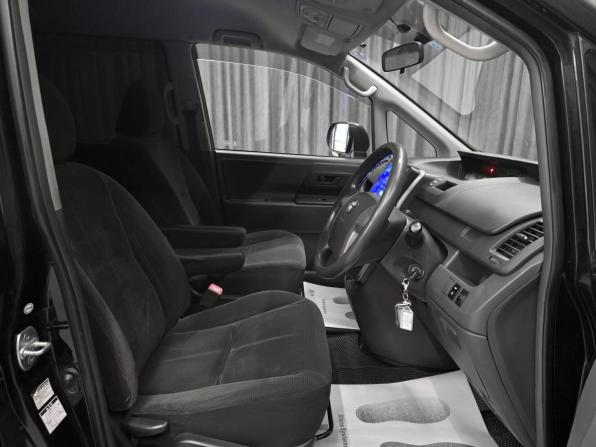 Toyota Voxy II (R70) с пробегом 2009 года, цена 1 420 000 рублей, 182800 км, минивэн, Автокод Объявления
