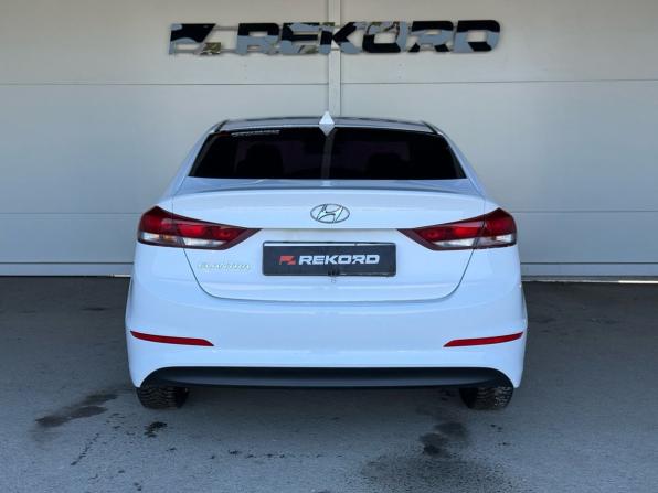 Hyundai Elantra VI (AD) с пробегом 2017 года, цена 1 399 000 рублей, 178000 км, седан, Автокод Объявления