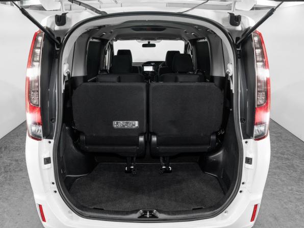 Toyota Noah III (R80) Рестайлинг с пробегом 2017 года, цена 1 950 000 рублей, 174263 км, минивэн, Автокод Объявления