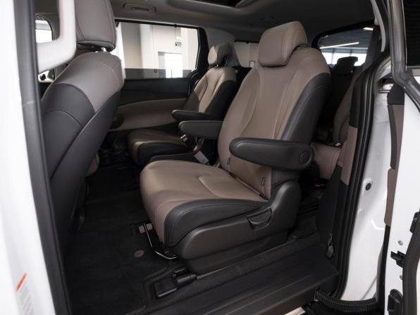 Kia Carnival IV Рестайлинг с пробегом 2024 года, цена 5 700 000 рублей, 23236 км, минивэн, Автокод Объявления