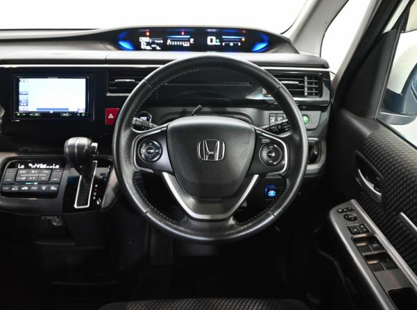 Honda Stepwgn V с пробегом 2015 года, цена 1 950 000 рублей, 121768 км, минивэн, Автокод Объявления