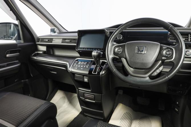 Honda Stepwgn V с пробегом 2016 года, цена 1 999 000 рублей, 112000 км, минивэн, Автокод Объявления
