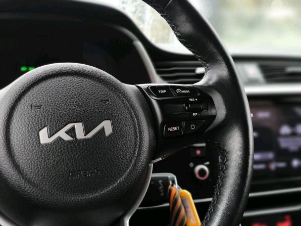 Kia Rio IV Рестайлинг с пробегом 2022 года, цена 1 350 000 рублей, 90975 км, седан, Автокод Объявления