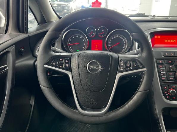 Opel Astra J Рестайлинг с пробегом 2013 года, цена 600 000 рублей, 263847 км, седан, Автокод Объявления