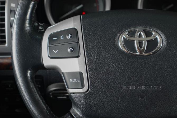 Toyota Land Cruiser 200 Series Рестайлинг 1 с пробегом 2013 года, цена 3 999 000 рублей, 330000 км, внедорожник, Автокод Объявления