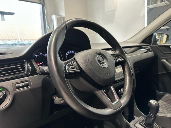Skoda Rapid I с пробегом 2015 года, цена 1 270 000 рублей, 69353 км, лифтбек, Автокод Объявления
