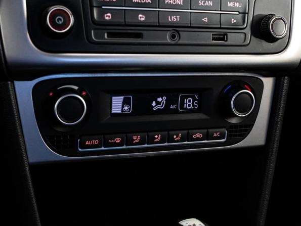 Volkswagen Polo V Рестайлинг с пробегом 2015 года, цена 999 000 рублей, 200357 км, седан, Автокод Объявления