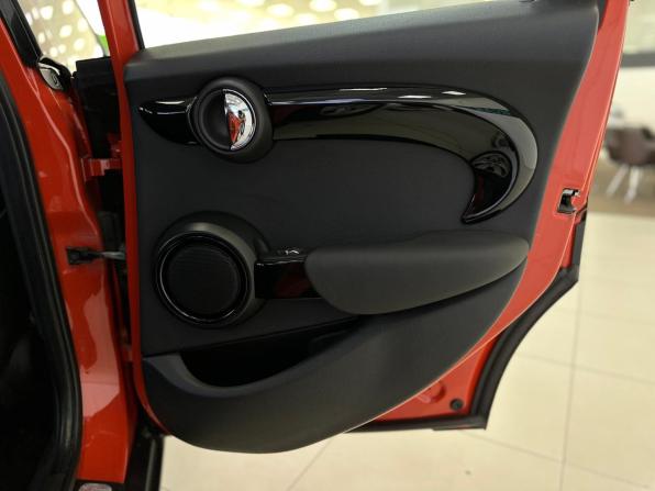 Mini Hatch III (F55/F56) Рестайлинг с пробегом 2018 года, цена 1 800 000 рублей, 80775 км, хэтчбек, Автокод Объявления