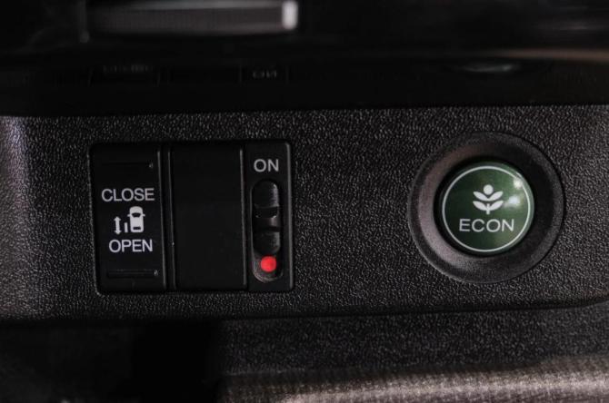Honda Stepwgn V с пробегом 2015 года, цена 1 499 000 рублей, 390000 км, минивэн, Автокод Объявления