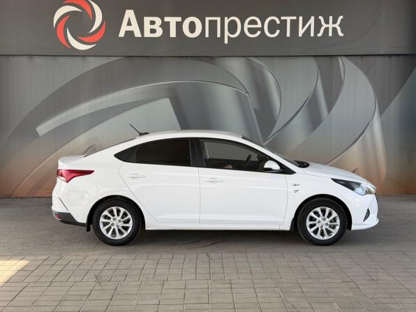 Hyundai Solaris II Рестайлинг с пробегом 2021 года, цена 1 369 000 рублей, 117488 км, седан, Автокод Объявления