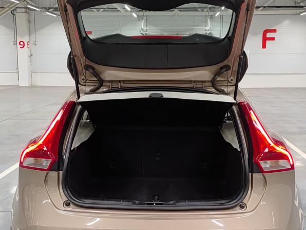 Volvo V40 Cross Country I с пробегом 2014 года, цена 1 349 000 рублей, 72554 км, хэтчбек, Автокод Объявления
