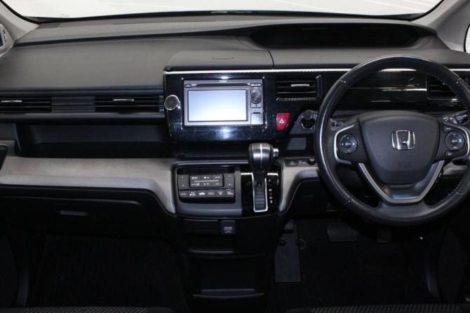 Honda Stepwgn V с пробегом 2016 года, цена 1 679 000 рублей, 171123 км, минивэн, Автокод Объявления