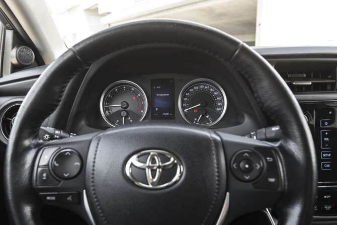 Toyota Corolla XI (E160 E170 E180) Рестайлинг 1 с пробегом 2016 года, цена 1 686 000 рублей, 77800 км, седан, Автокод Объявления