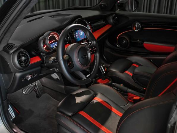 Mini Hatch III (F55/F56) Рестайлинг 2 с пробегом 2021 года, цена 4 149 000 рублей, 5607 км, хэтчбек, Автокод Объявления