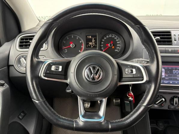 Volkswagen Polo V Рестайлинг с пробегом 2018 года, цена 990 000 рублей, 158000 км, седан, Автокод Объявления