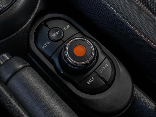 Mini Hatch III (F55/F56) Рестайлинг с пробегом 2018 года, цена 2 099 000 рублей, 36345 км, хэтчбек, Автокод Объявления