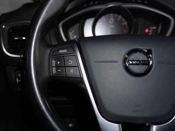 Volvo V40 Cross Country I Рестайлинг с пробегом 2019 года, цена 2 310 000 рублей, 51926 км, хэтчбек, Автокод Объявления