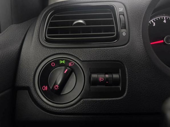 Volkswagen Polo V Рестайлинг с пробегом 2018 года, цена 985 000 рублей, 182100 км, седан, Автокод Объявления