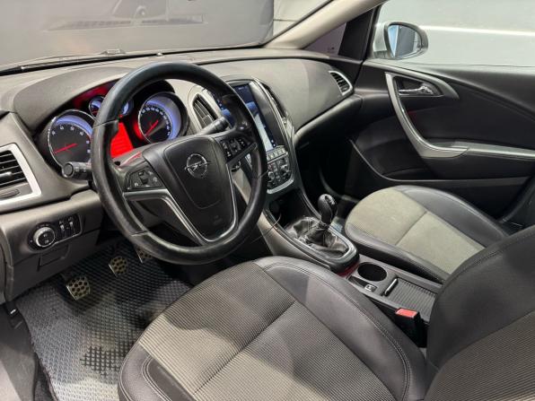 Opel Astra J Рестайлинг с пробегом 2012 года, цена 619 000 рублей, 186000 км, седан, Автокод Объявления