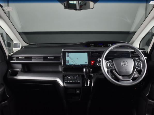 Honda Stepwgn V Рестайлинг с пробегом 2018 года, цена 2 299 995 рублей, 81383 км, минивэн, Автокод Объявления