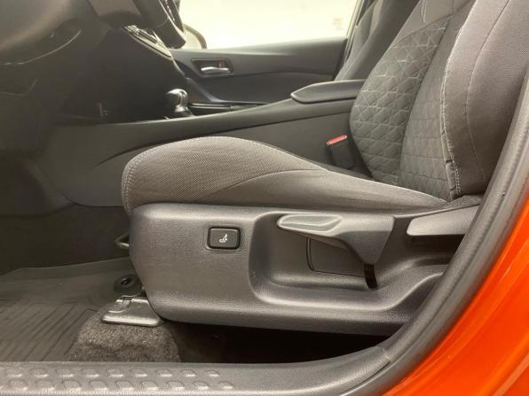 Toyota C-HR I с пробегом 2019 года, цена 2 200 000 рублей, 110777 км, внедорожник, Автокод Объявления