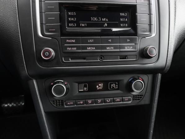 Volkswagen Polo V Рестайлинг с пробегом 2017 года, цена 1 249 000 рублей, 132940 км, седан, Автокод Объявления