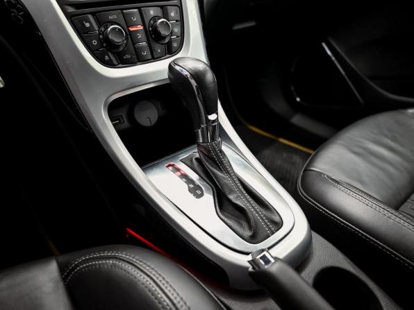 Opel Astra J Рестайлинг с пробегом 2013 года, цена 820 000 рублей, 139862 км, хэтчбек, Автокод Объявления