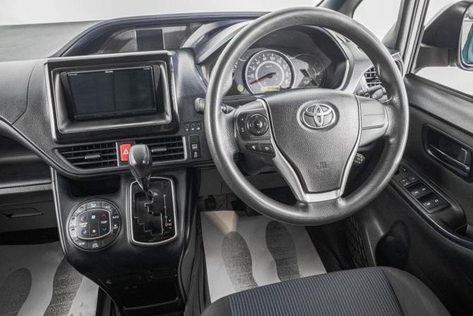 Toyota Voxy III (R80) Рестайлинг с пробегом 2018 года, цена 2 099 000 рублей, 147000 км, минивэн, Автокод Объявления