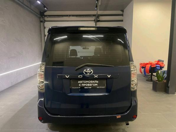 Toyota Voxy II (R70) с пробегом 2009 года, цена 1 050 000 рублей, 292029 км, минивэн, Автокод Объявления