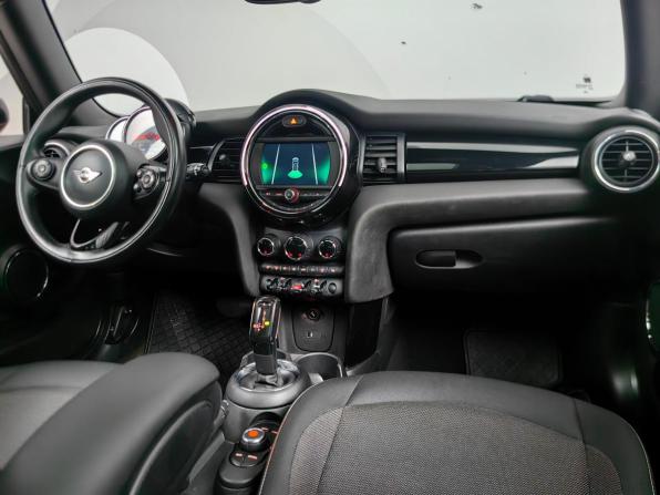 Mini Hatch III (F55/F56) Рестайлинг с пробегом 2019 года, цена 1 698 000 рублей, 143151 км, хэтчбек, Автокод Объявления