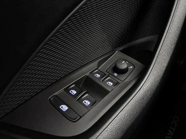 Skoda Octavia IV (A8) с пробегом 2021 года, цена 2 110 000 рублей, 96657 км, лифтбек, Автокод Объявления