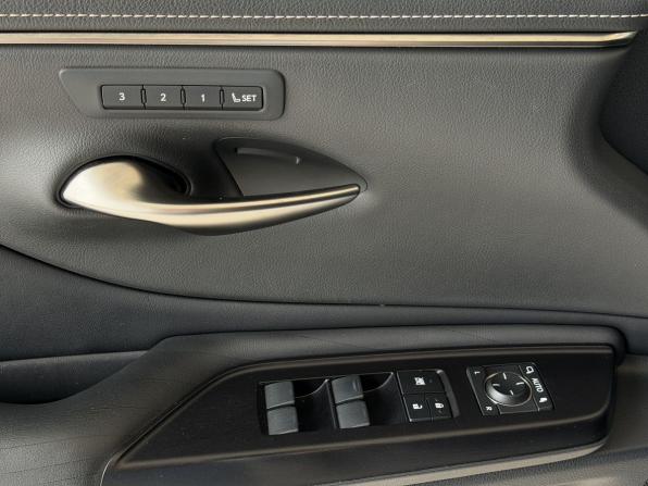 Lexus ES VII с пробегом 2019 года, цена 3 190 000 рублей, 141170 км, седан, Автокод Объявления