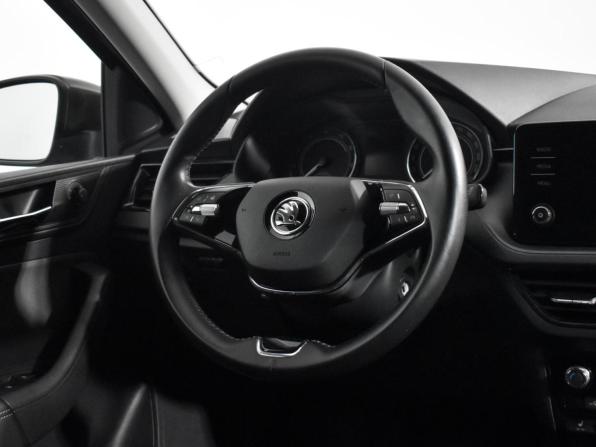 Skoda Rapid II с пробегом 2021 года, цена 1 699 000 рублей, 23106 км, лифтбек, Автокод Объявления