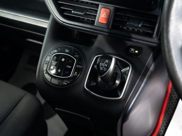 Toyota Noah III (R80) с пробегом 2014 года, цена 1 620 000 рублей, 249390 км, минивэн, Автокод Объявления