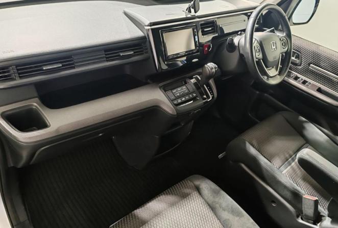 Honda Stepwgn V с пробегом 2015 года, цена 2 045 000 рублей, 117706 км, минивэн, Автокод Объявления