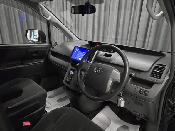 Toyota Voxy II (R70) с пробегом 2009 года, цена 1 420 000 рублей, 182800 км, минивэн, Автокод Объявления