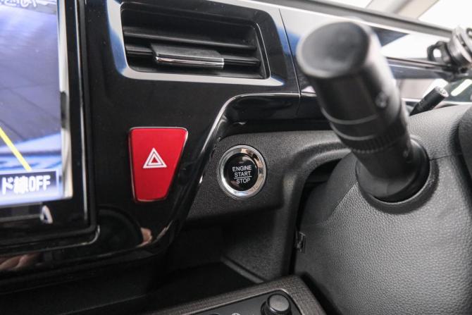Honda Stepwgn V с пробегом 2015 года, цена 1 749 000 рублей, 123000 км, минивэн, Автокод Объявления