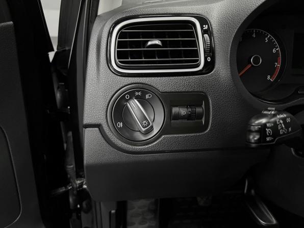 Volkswagen Polo V Рестайлинг с пробегом 2019 года, цена 1 295 000 рублей, 77344 км, седан, Автокод Объявления