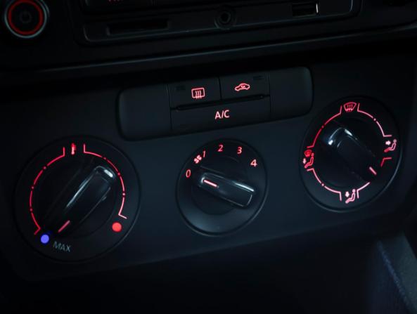 Volkswagen Jetta VI Рестайлинг с пробегом 2015 года, цена 950 000 рублей, 213279 км, седан, Автокод Объявления