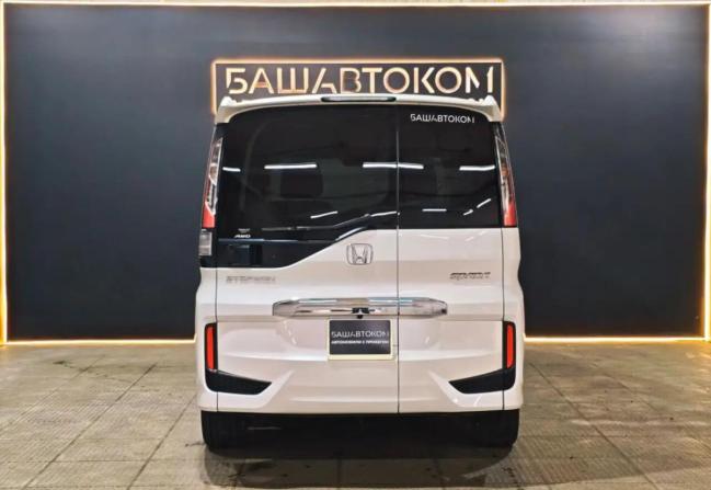 Honda Stepwgn V Рестайлинг с пробегом 2019 года, цена 2 235 000 рублей, 110880 км, минивэн, Автокод Объявления