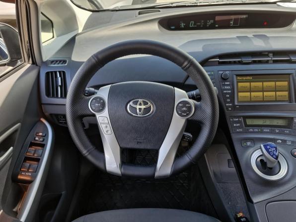 Toyota Prius III (XW30) с пробегом 2010 года, цена 896 000 рублей, 310459 км, лифтбек, Автокод Объявления