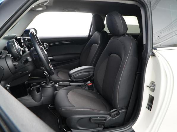 Mini Hatch III (F55/F56) Рестайлинг с пробегом 2018 года, цена 1 397 444 рубля, 147621 км, хэтчбек, Автокод Объявления