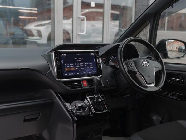 Toyota Noah III (R80) Рестайлинг с пробегом 2018 года, цена 2 300 000 рублей, 133048 км, минивэн, Автокод Объявления