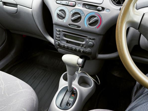 Toyota Platz с пробегом 2000 года, цена 299 000 рублей, 299999 км, седан, Автокод Объявления