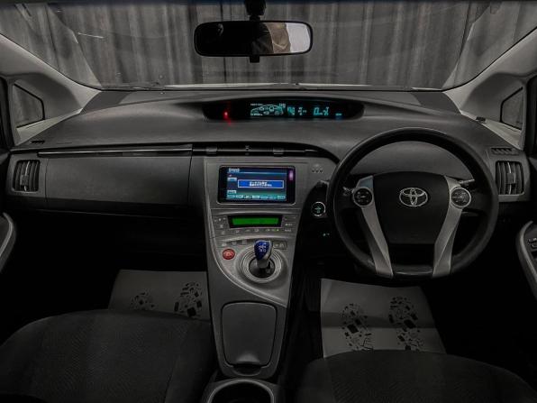Toyota Prius III Рестайлинг (XW30) с пробегом 2013 года, цена 950 000 рублей, 325000 км, лифтбек, Автокод Объявления