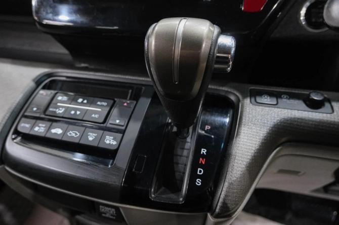 Honda Stepwgn V с пробегом 2015 года, цена 1 499 000 рублей, 390000 км, минивэн, Автокод Объявления